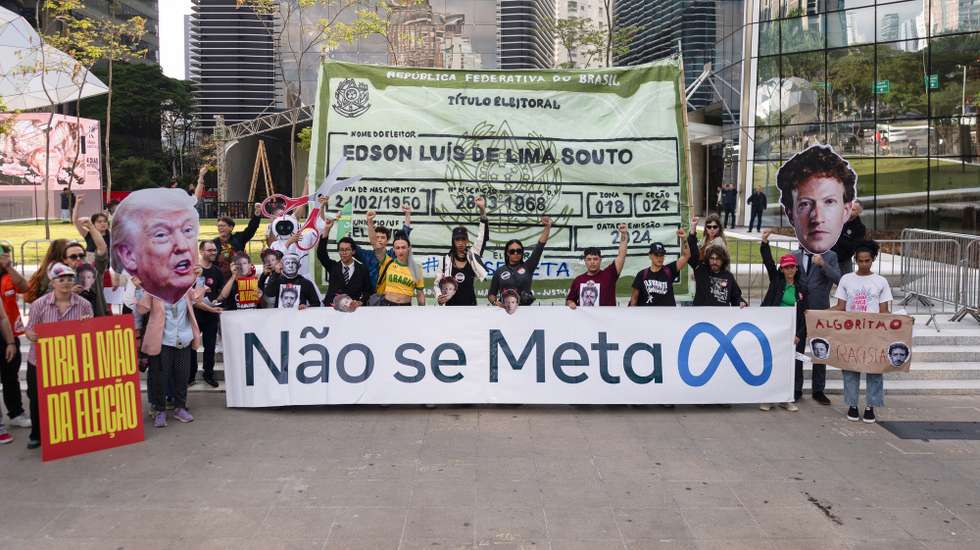 epa13316171 Supporters of Brazilian President Luiz Inacio Lula da Silva take part in a protest outside the headquarters of tech giant Meta over allegations that the company favored content from opposition figure Flavio Bolsonaro at the expense of that from the progressive candidate, in Sao Paulo, Brazil, 19 October 2026.  EPA/ISAAC FONTANA