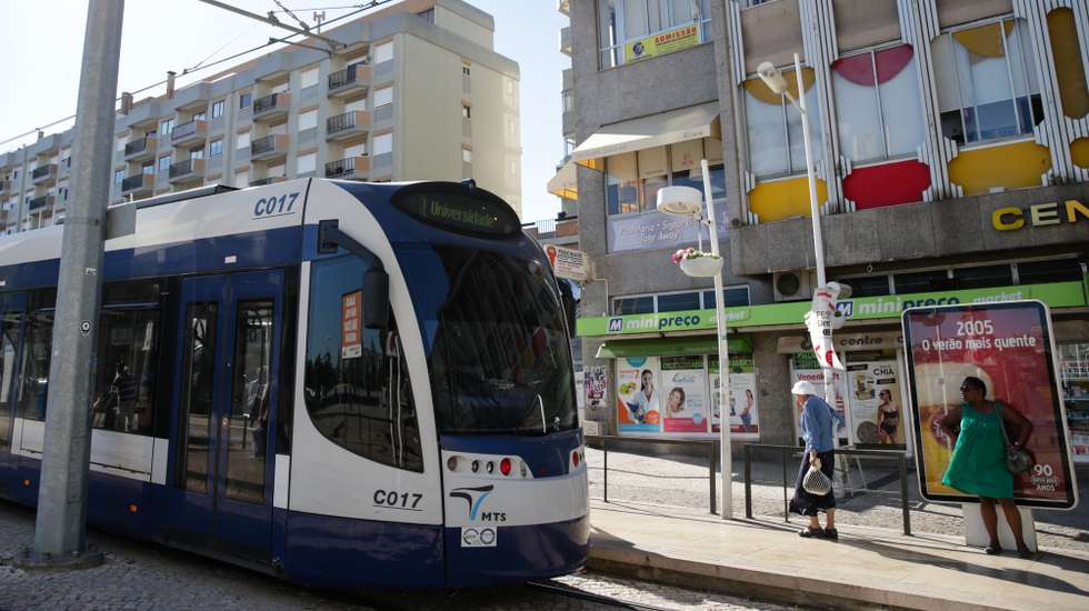 Uma composição do metro em Almada, 04 de agosto de 2017. TIAGO PETINGA/LUSA
