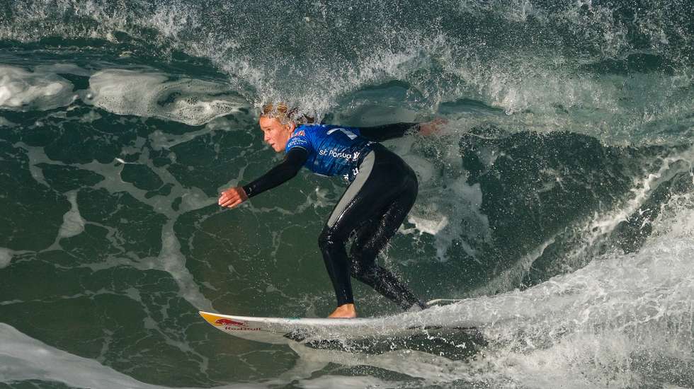 American surfer Caitlin Simmers in action during the semifinals competition on the Meo Rip Curl Pro Portugal surfing event as part of the World Surf League (WSL) World Tour at Supertubos beach in Peniche, Portugal, 22 October 2026. CARLOS BARROSO/LUSA