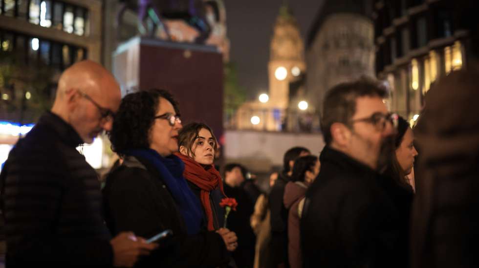 Populares participam na concentração pelo direito à habitação na Praça D. João I no Porto, 22 de outubro de 2026. O protesto pelo direito à habitação e contra o aumento do custo de vida em Portugal teve início na cidade do Porto, no dia 10 deste mês, e estendeu-se posteriormente a Lisboa e a várias outras cidades portuguesas. JOSÉ COELHO/LUSA