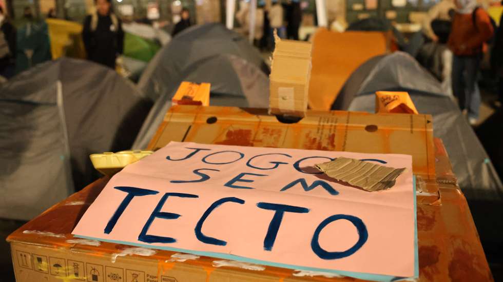 A maioria dos manifestantes que, desde há uma semana ocupa a Praça D. João I, no Porto, decidiu hoje permanecer no local, apesar da advertência da PSP de que estavam, desde as 00:30, a incorrer num crime de desobediência, Porto, 19 de outubro de 2026. RITA FRANÇA/ LUSA