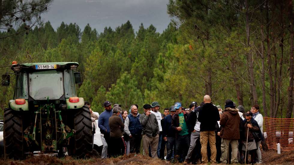 A população de Covas do Barroso, impediu os trabalhos de prospeção de lítio durante um protesto a exploração das minas, em Boticas, 27 de outubro de 2026. PEDRO SARMENTO COSTA/LUSA