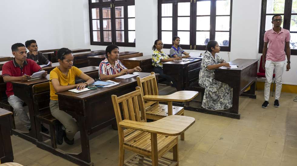 Alunos numa sala de aula no centro de língua portuguesa do FOCO da Universidade Nacional de Timor-Leste, onde aprendem português, mas dizem que não sabem falar português por falta de prática, Dili, Timor-Leste, 24 de agosto de 2024. (ACOMPANHA TEXTO DA LUSA DO DIA 31 DE AGOSTO DE 2024). PAULO NOVAIS/LUSA