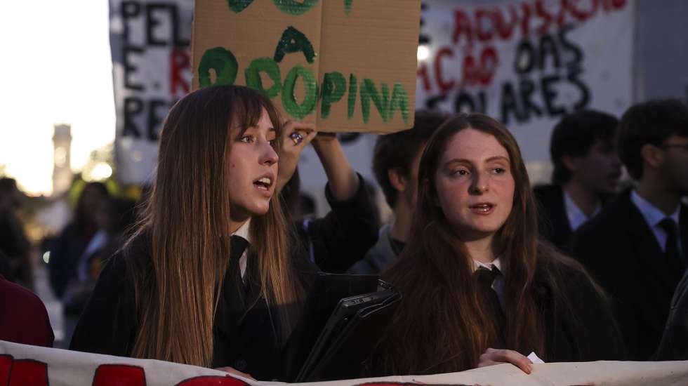 Estudantes da Universidade de Coimbra durante a manifestação para exigir o aumento do investimento público no Ensino Superior, a progressiva gratuitidade do acesso ao Esino Superior, o reforço da Ação Social, a redução dos preços nas residências e cumprimento do Plano Nacional para o Alojamento no Ensino Superior, e a rejeição do Decreto da Exclusão (Regime Jurídico dos Graus e Diplomas), que percorreu as ruas entre a Universidade de Coimbra e a Associação Académica de Coimbra, 28 de outubro de 2026. PAULO NOVAIS/LUSA