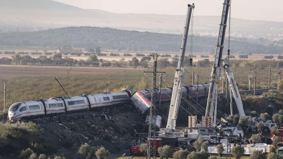 epaselect epa13338243 Heavy machinery and emergency personnel deployed to work at the scene of a collision between two high-speed trains, Iryo and AVE, in the village of Urda, Toledo, Spain, 29 October 2026. At least 68 people have been killed and dozens more injured in the accident on 28 October in the province of Toledo, south of the Spanish capital, Madrid.  EPA/J.J. GUILLEN