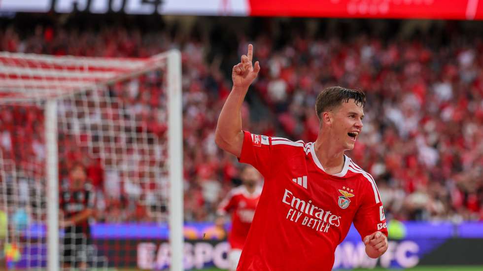epa13297300 Benfica's Samuel Dahl celebrates after scoring the 1-0 lead goal during the Portuguese First League match Benfica SL against Vitoria Guimaraes, in Lisbon, Portugal, 11 October 2026.  EPA/MANUEL DE ALMEIDA