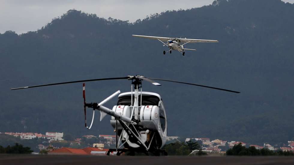 A linha aérea regional Bragança-Portimão continua interrompida por restrições impostas na segunda-feira pelo Aeródromo Municipal de Cascais