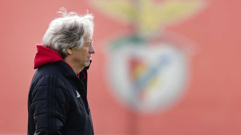 epa09018321 Benfica's head coach Jorge Jesus leads a training session on the upcoming UEFA Europa League match against Arsenal, at Seixal training center on the outskirts of Lisbon, Portugal, 17 February 2021.  EPA/TIAGO PETINGA