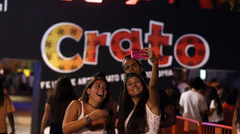 Fotografia disponibilizada no dia 25 de agosto de 2016, de visitantes a tirarem uma "selfie" à entrada para o recinto dos concertos no primeiro dia do Festival do Crato 2016, no Crato, 24 de agosto de 2016. NUNO VEIGA/LUSA