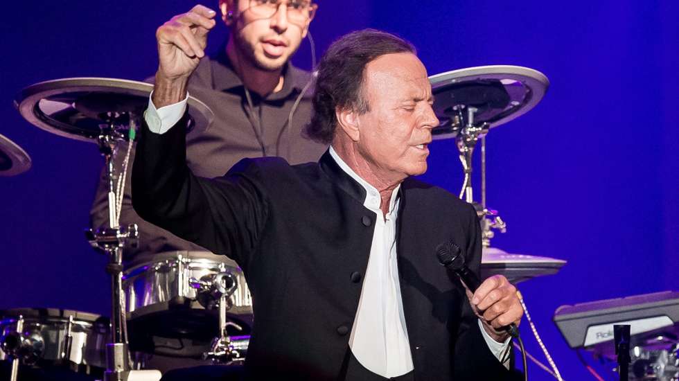epa05342809 Spanish singer Julio Iglesias performs on stage at the Centennial Hall in Wroclaw, Poland, 02 June 2016.  EPA/MACIEJ KULCZYNSKI POLAND OUT