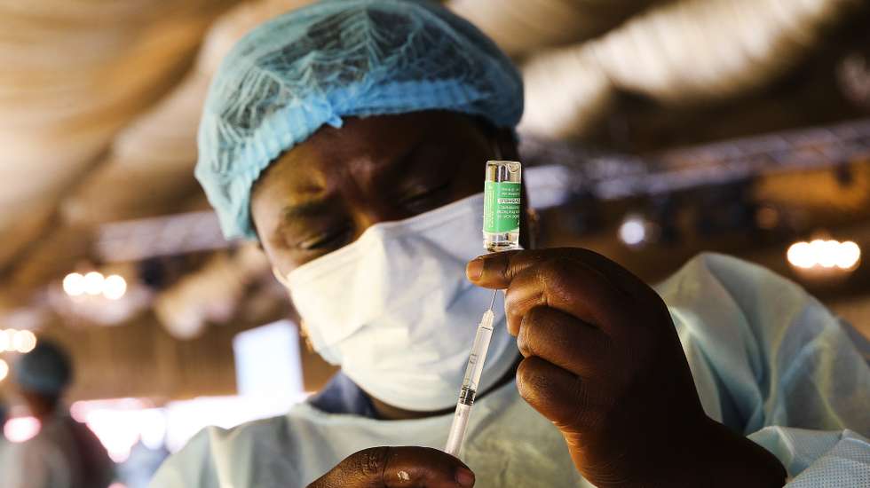Um profissional de saúde prepara uma dose da vacina contra a covid-19 para ser administrada durante a campanha de vacinação no Centro Paz Flor, em Luanda, Angola, 14 de maio de 2021. (ACOMPANHA TEXTO DA LUSA DO DIA 16 DE MAIO DE 2021). AMPE ROGÉRIO/LUSA