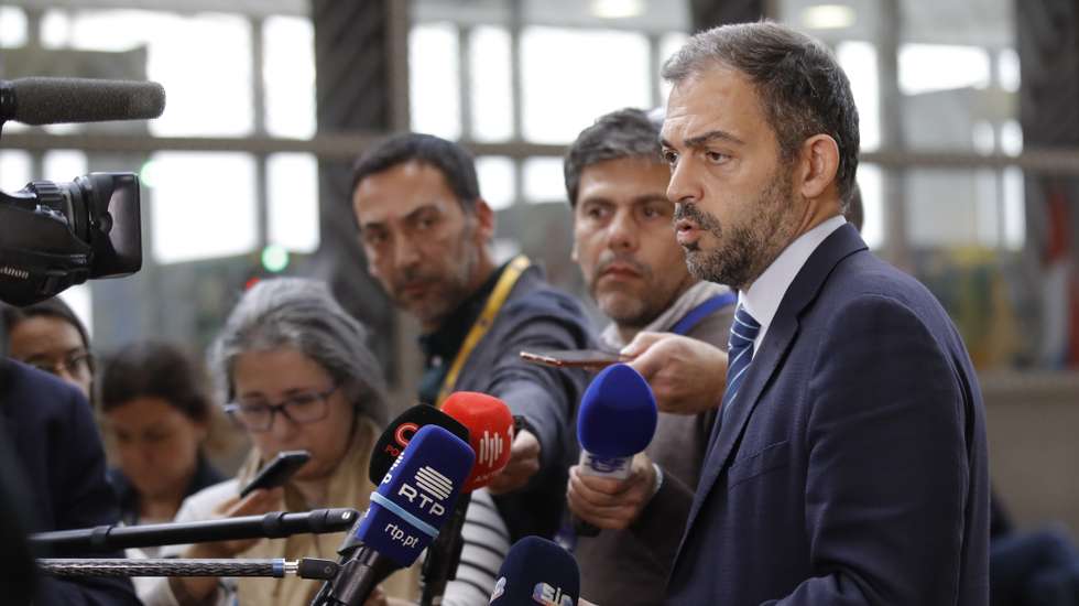 epa10215680 Portuguese Minister of Environment and Climate Action Duarte Cordeiro gives a press briefing at the end of an Extraordinary Transport, Telecommunications and Energy Council (Energy) meeting in Brussels, Belgium, 30 September 2022.  EPA/OLIVIER HOSLET