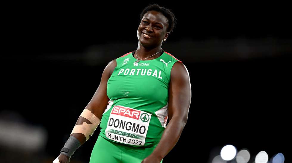 epa10123218 Auriol Dongmo of Portugal competes in the women's Shot Put final during the Athletics events at the European Championships Munich 2022, Munich, Germany, 15 August 2022. The championships will feature nine Olympic sports, Athletics, Beach Volleyball, Canoe Sprint, Cycling, Artistic Gymnastics, Rowing, Sport Climbing, Table Tennis and Triathlon.  EPA/CHRISTIAN BRUNA