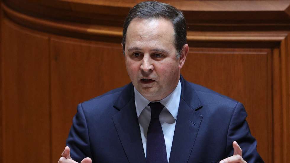 O ministro das Finanças, Fernando Medina, intervém durante a sessão plenária de apresentação e discussão do Programa de Estabilidade e do Programa Nacional de Reformas, na Assembleia da República, em Lisboa, 26 de abril de 2023. ANTÓNIO COTRIM/LUSA