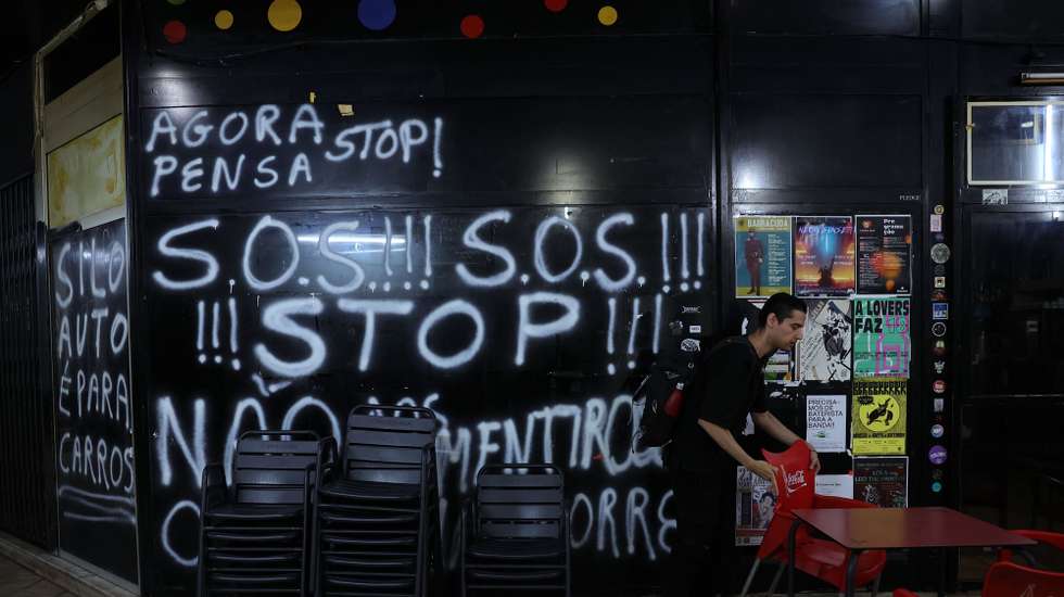Em causa está a “falta de comunicação e transparência”, o funcionamento do centro comercial