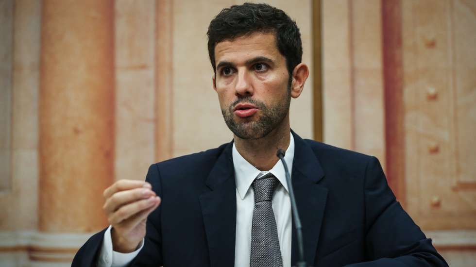 O vice-presidente do grupo parlamentar do PSD, Hugo Carneiro, usa da palavra durante uma conferência de imprensa sobre o "Pacote da Reforma Fiscal e Redução de Impostos" na Assembleia da República, em Lisboa, 12 de setembro de 2023. RODRIGO ANTUNES/LUSA