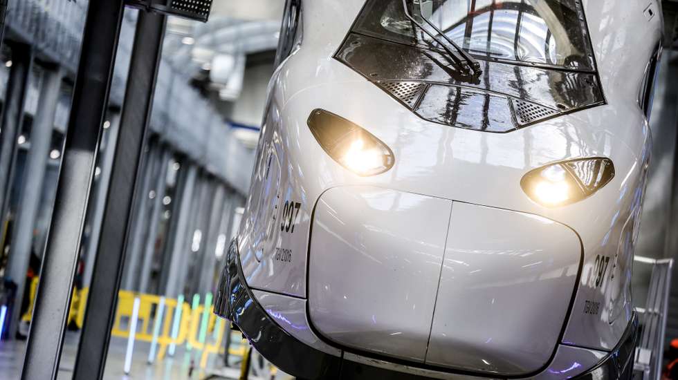 epaselect epa10903652 The new TGV M high-speed train, TGV INOUI 2025, arrives for its presentation at the Technicentre Sud Est Europeen (TSEE) facilities in Paris, France, 06 October 2023. The new TGV M is a high-speed passenger train that offers 100 extra seats and lower CO2 emissions than previous models. The new train, which will be deployed on France's railways from 2025, is the result of a collaboration between SNCF Voyageurs (the French national railway company) and Alstom.  EPA/TERESA SUAREZ