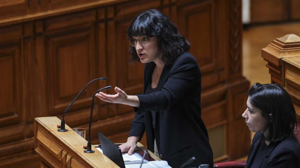A deputada do Bloco de Esquerda (BE), Isabel Pires, intervém durante o debate parlamentar de atualidade requerido pelo seu partido sobre "As ordens profissionais debaixo de ataque", na Assembleia da República, em Lisboa, 22 de junho de 2023. MIGUEL A. LOPES/LUSA