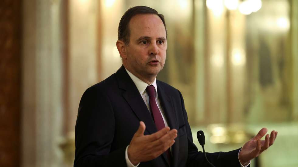 O ex-ministro das Finanças e atual deputado do Partido Socialista (PS), Fernando Medina, reage ao requerimento do Partido Social Democrata (PSD) para uma audição urgente do anterior executivio, por ter alegadamente autorizado, já depois das legislativas, um aumento de despesas de cerca de mil milhões sem cabimentação orçamental, anunciou hoje o líder parlamentar social-democrata, na Asembleia da República, em Lisboa, 02 de maio de 2024. MANUEL DE ALMEIDA/LUSA