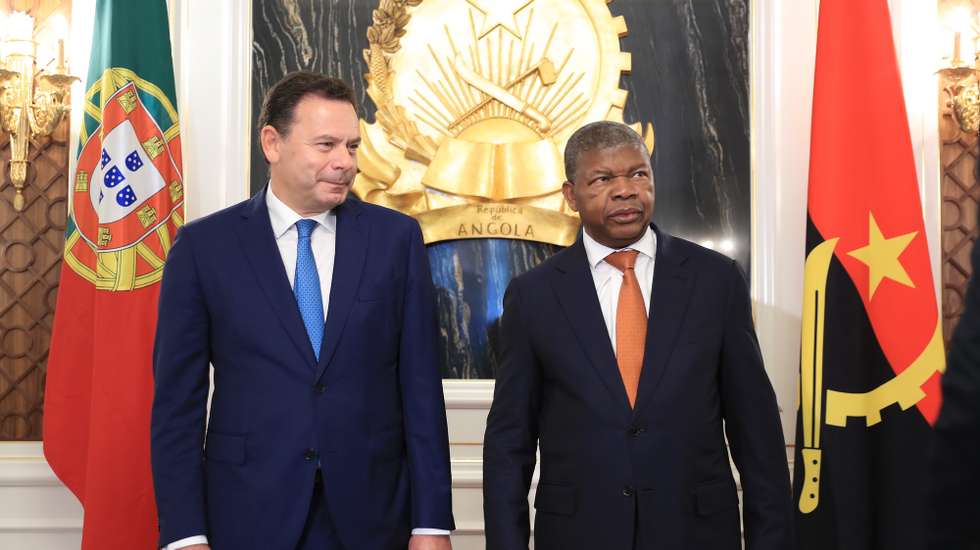 O Presidente da República de Angola, João Loureço (D), ladeado pelo primeiro-ministro de Portugal, Luís Montenegro (E), durante a cerimónia de boas-vindas à chegada ao Palácio Presidencial, no primeiro dia da visita oficial de três dias a Angola, em Luanda, Angola, 23 de julho de 2024. AMPE ROGÉRIO/LUSA