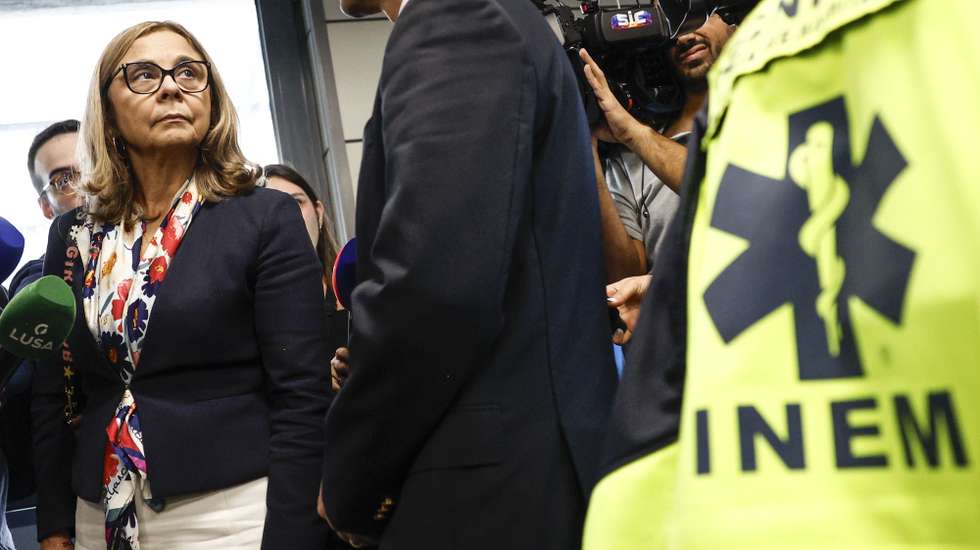A ministra da Saúde, Ana Paula Martins, durante uma visita ao INEM, em Lisboa, 12 de novembro de 2024. As falhas no INEM, devido a uma greve dos seus trabalhadores às horas extraordinárias, estão a ser associadas à morte de, pelo menos 10 pessoas, nos últimos dias. ANTÓNIO PEDRO SANTOS/LUSA