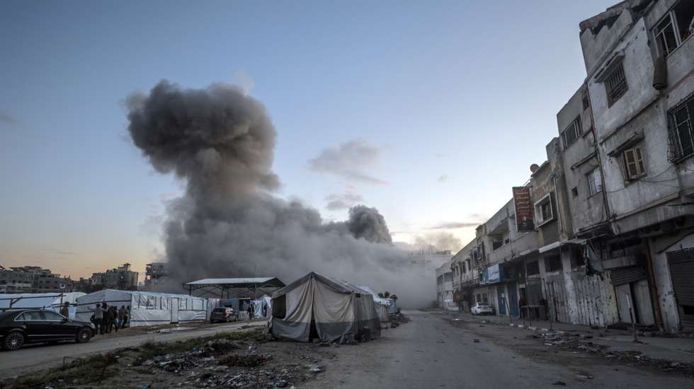 epa11981765 Smoke rises following an Israeli air strike in Gaza City, 22 March 2025. Israeli forces resumed airstrikes on Gaza on 18 March, ending a ceasefire that had been in place since 19 January.  EPA/MOHAMMED SABER