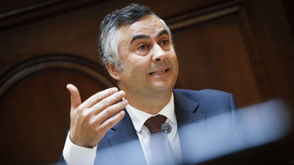 O ministro da Educação, Fernando Alexandre, intervém durante a sua audição perante a Comissão de Educação e Ciências, sobre o eventual descongelamento das propinas e no âmbito da política geral do Ministério, na Assembleia da República, em Lisboa, 05 de março de 2025. ANTÓNIO PEDRO SANTOS/LUSA