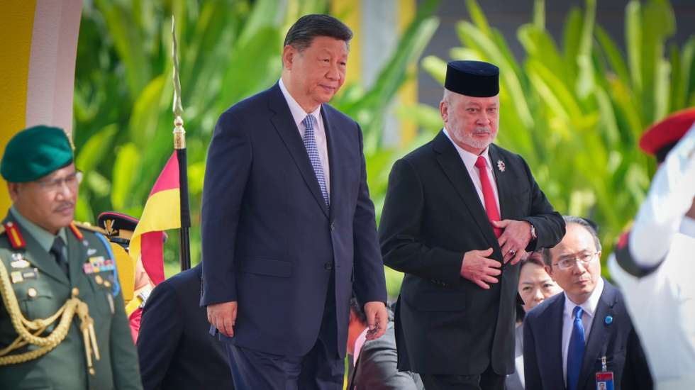 epa12034167 Malaysian King Sultan Ibrahim Sultan Iskandar (R), walks with Chinese President Xi Jinping (L),  during an official welcoming ceremony at the national palace in Kuala Lumpur, Malaysia, 16 April 2025.  EPA/VINCENT THIAN / POOL