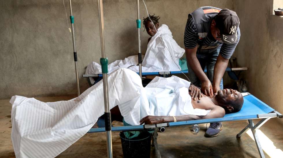 Um homem recebe tratammento na sala de internamento na localidade de Luinha, na comuna da Canhoca na província do Kwanza Norte, sujeita a cerca sanitária devido a um surto de cólera, Luinha, Angola, 20 de março de 2025.  (ACOMPANHA TEXTO DE 22-03-2025)  AMPE ROGÉRIO/LUSA