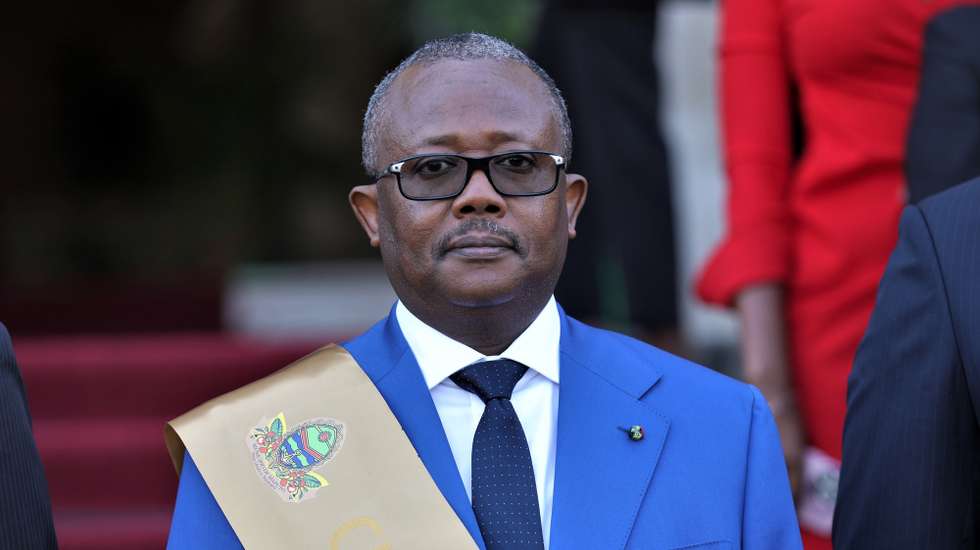 O Presidente da Guiné-Bissau, Umaro Sissoco Embaló, posa durante a cerimónia da entrega da chave da cidade de Maputo, em Moçambique, 20 de junho de 2024. O Presidente da Guiné-Bissau, iniciou na quarta-feira uma visita de Estado de três dias a Moçambique com a cooperação entre os dois países na agenda. LUÍSA NHANTUMBO/LUSA