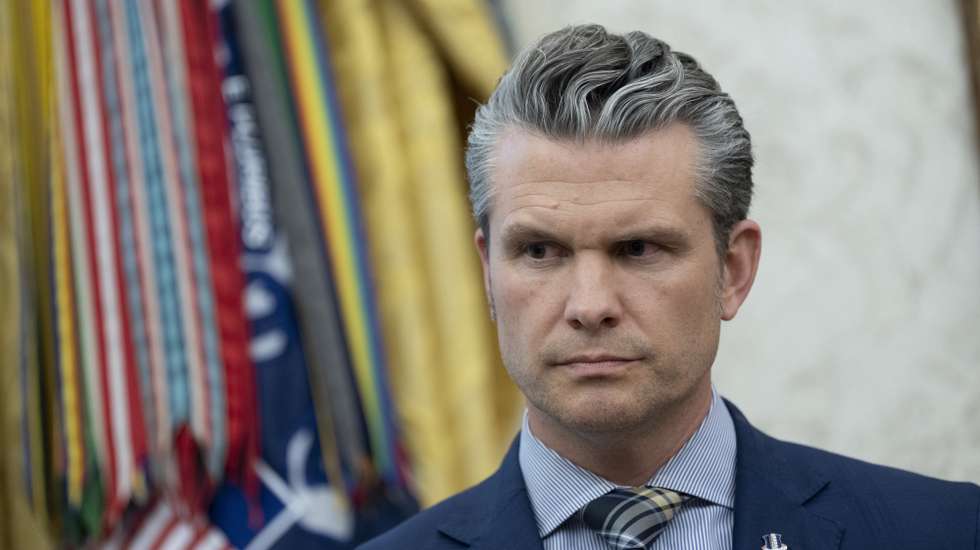 epa12120843 US Secretary of Defense Pete Hegseth participates in an announcement by US President Donald J Trump about moving forward with the Golden Dome missile defense shield, in the Oval Office of the White House in Washington, DC, USA, 20 May 2025.  EPA/CHRIS KLEPONIS / POOL
