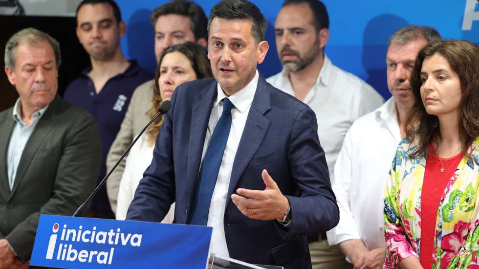 O presidente da Iniciativa Liberal (IL), Rui Rocha, faz declarações à imprensa no final da Reunião da Comissão Executiva de balanço das eleições legislativas de 18 de maio e análise do novo ciclo político, onde apresentou a sua demissão, com efeitos imediatos, da presidência do IL, em Lisboa, 31 de maio de 2025. MANUEL DE ALMEIDA/LUSA
