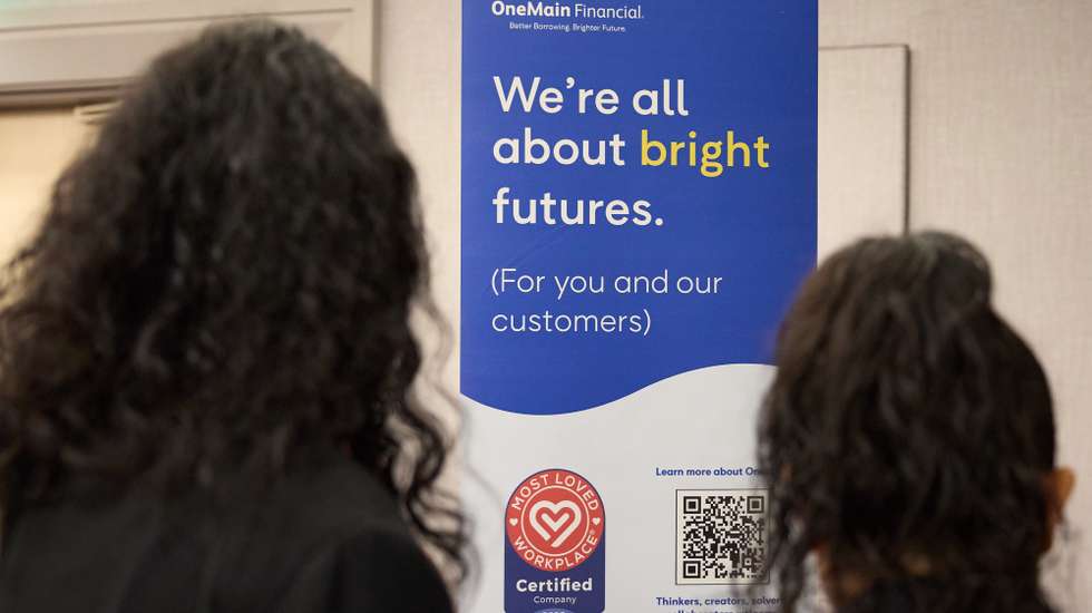 epa12037845 People read a sign at a job fair in Los Angeles, California, USA, 17 April 2025. The number of people who applied for unemployment benefits last week fell by 9,000 to 215,000 and matched a two-month low, the government said today.  EPA/ALLISON DINNER