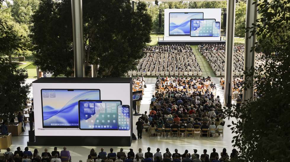 epa12166691 People watch a video about Apple's new software and device developments during the 2025 Apple Worldwide Developers Conference (WWDC) on the campus of Apple Park in Cupertino, California, USA, 09 June 2025.  EPA/JOHN G. MABANGLO