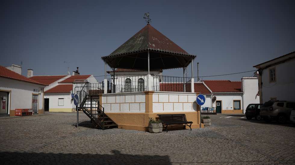 Largo do coreto em Pavia, Mora, Évora, 12 de junho de 2022. O território de Pavia foi povoado desde épocas pré-históricas, conforme o comprovam os numerosos monumentos megalíticos existentes na área. CARLOS M. ALMEIDA/LUSA