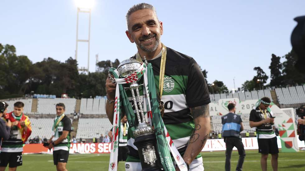 Sporting head coach Rui Borges celebrates with the trophy of the Portugal Cup after defeating Benfica during the Portugal Cup final soccer match between Benfica and Sporting held at Jamor National stadium in Oeiras, outskirts of Lisbon, Portugal, 25th May 2025.  MIGUEL A. LOPES/LUSA