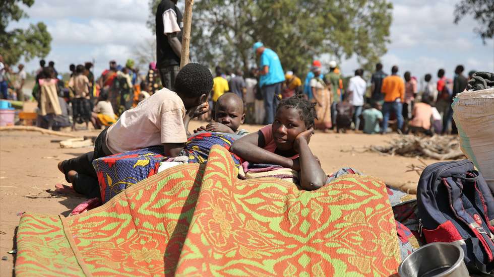 Cerca de 1.900 famílias deslocadas, fugidas de ataques armados em aldeias de Chiúre, estão acomodadas na Escola Primária Completa dos Coqueiros, Cabo Delgado, Moçambique, 29 de julho de 2025. Moçambique tem sofrido, nos últimos tempos, ataques, sobretudo na província de Cabo Delgado, no norte do país, rica em gás e que enfrenta desde 2017 uma rebelião armada, que já provocou milhares de mortos e uma crise humanitária, com mais de um milhão de pessoas deslocadas. (ACOMPANHA TEXTO)  LUÍSA NHANTUMBO/LUSA