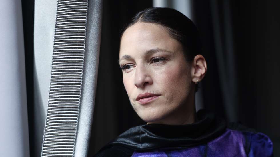 A cantora e compositora Carminho, posa para a foto durante uma entrevista à agência Lusa sobre o seu novo trabalho gravado por Steve Albini, em Lisboa, 08 de outubro de 2024. “Carminho at Electrical Audio”, que fica hoje disponível nas plataformas de ‘streaming’ e terá edição em vinil em novembro, foi gravado em outubro do ano passado porque Carminho queria “perceber como é que um produtor destes, uma lenda da captação de estúdio, ouviria e captaria o fado e o combo” de cinco músicos que a acompanha. (ACOMPANHA TEXTO DA LUSA DO DIA 11 DE OUTUBRO DE 2024). ANTÓNIO COTRIM/LUSA