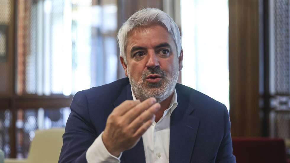 O novo presidente da câmara municipal de Viseu, João Azevedo, que foi eleito domingo pelo PS (Partido Socialista) sem maioria absoluta, durante a entrevista à Agência Lusa, Viseu, 16 de outubro de 2025. (ACOMPANHA TEXTO DA LUSA) PAULO NOVAIS/LUSA