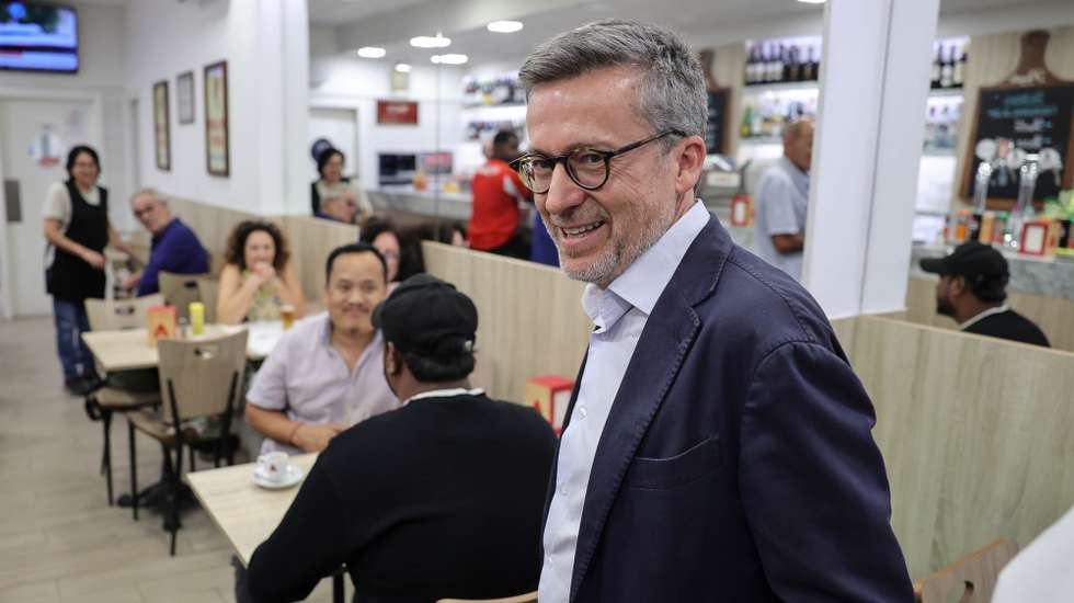 O candidato pela Coligação “Por ti, Lisboa” (PSD/CDS-PP/IL), Carlos Moedas, durante uma arruada de campanha para as eleições autárquicas entre a Alameda D. Afonso Henriques e a Avenida Morais Soares, Lisboa, 7 de outubro de 2025.  MANUEL DE ALMEIDA/LUSA