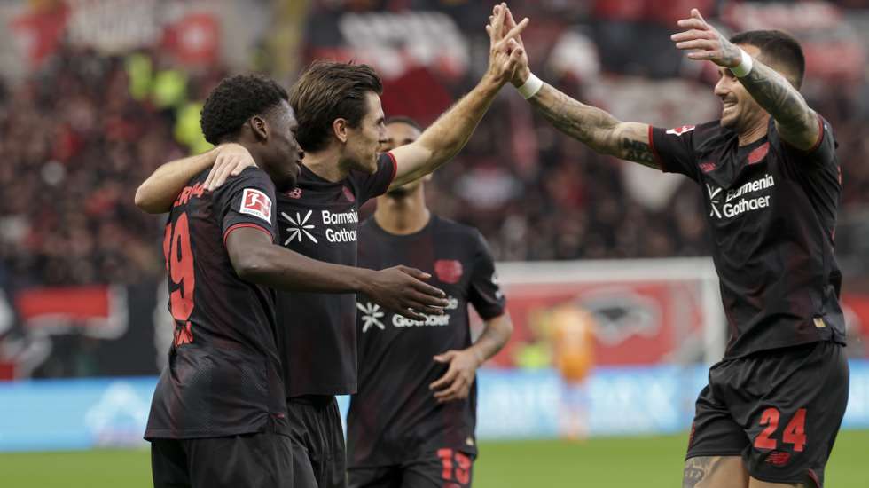 epa12484023 Ernest Poku of Bayer Leverkusen celebrates with teammates after scoring the 1-0 during the German Bundesliga soccer match between Bayer 04 Leverkusen and SC Freiburg in Leverkusen, Germany, 26 October 2025.  EPA/CHRISTOPHER NEUNDORF CONDITIONS - ATTENTION: The DFL regulations prohibit any use of photographs as image sequences and/or quasi-video.
