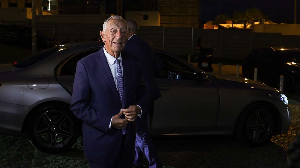O Presidente da República, Marcelo Rebelo de Sousa, à chegada para a sessão de encerramento da Sessão pública “SMP: o tempo e o modo”, organizada pela Fundação para a Saúde – SNS, a sessão comemora o 50.º aniversário da ida de jovens médicos recém-formados para o interior do país, levando cuidados de saúde onde quase não havia médicos nem centros de saúde, facto que viria a marcar uma geração e a abrir caminho ao futuro Serviço Nacional de Saúde, no ISCTE, em Lisboa, 30 de outubro de 2025. MANUEL DE ALMEIDA/LUSA