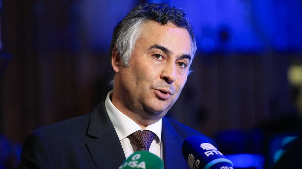 Fernando Alexandre, ministro da Educação, Ciência e Inovação, fala com a comunicação social durante o encerramento da 10.ª Edição do Fórum INESC TEC do Outono, na Casa da Música, no Porto, 17 de Novembro de 2025. ESTELA SILVA/LUSA