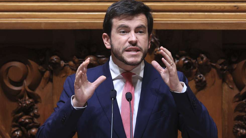 O deputado do PS Miguel Costa Matos intervém durante a sessão plenária de discussão do programa de Governo,com a presença do primeiro-ministro, Luís Montenegro (ausente na foto), na Assembleia da República, em Lisboa, 11 de abril de 2024. ANTÓNIO COTRIM/LUSA