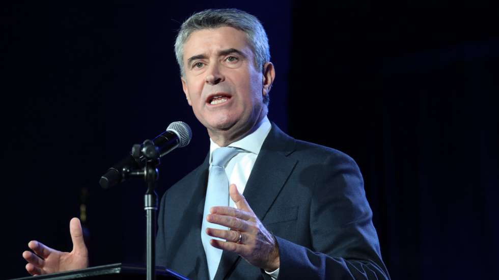 O secretário-geral, José Luís Carneiro, discursa durante o encontro com membros da comunidade portuguesa, entre os quais empresários, deputados federais e dirigentes associativos, Toronto, Canadá, 22 de novembro de 2025. SÉRGIO MOURATO/LUSA