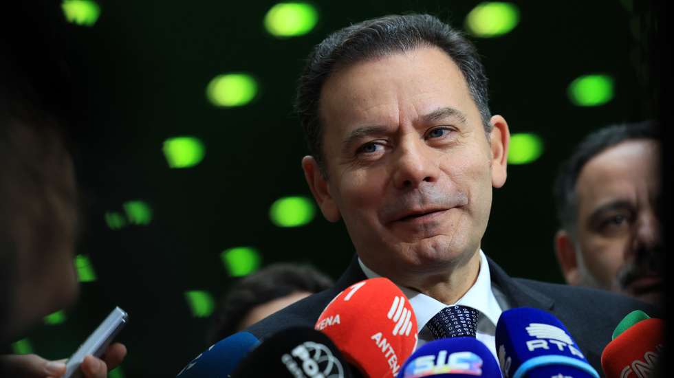 O primeiro-ministro, Luís Montenegro, fala à comunicação social durante o evento Millennium Portugal Exportador no Europarque, em Santa Maria da Feira, 02 de Dezembro de 2025. ESTELA SILVA/LUSA