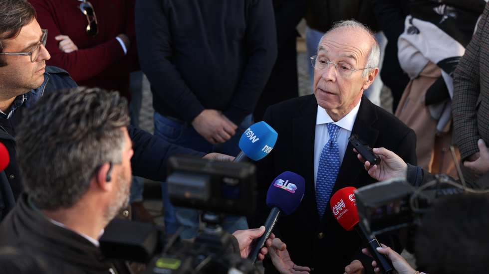 O candidato à Presidência da República, Luís Marques Mendes, fala aos jornalistas, durante a visita a Castelo de Vide, 29 de dezembro de 2025. NUNO VEIGA/LUSA
