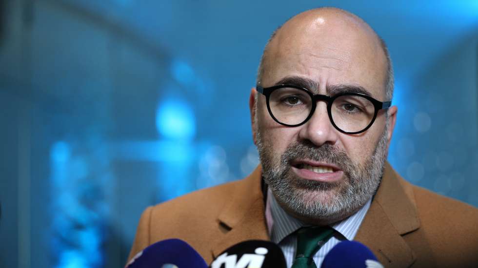 Miguel Pinto Luz, ministro das Infraestruturas e Habitação, fala com a comunicação social à margem da apresentação do Plano Estratégico do Porto de Leixões 2025–2035, em Matosinhos, 27 de janeiro 2026. ESTELA SILVA/LUSA