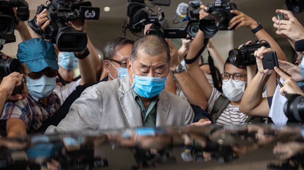 epa12718874 Pro‑democracy supporter and media tycoon Jimmy Lai Chee‑ying (C), founder of Hong Kong Apple Daily, makes his way through members of the media as he leaves the West Kowloon Courts Building in Hong Kong, China, 03 September 2020 (reissued 09 February 2025). A court in Hong Kong sentenced 78-year-old media tycoon and pro-democracy advocate Jimmy Lai, who holds British citizenship, to 20 years in prison for national securites offenses and sedition. Lai denies all charges.  EPA/JEROME FAVRE