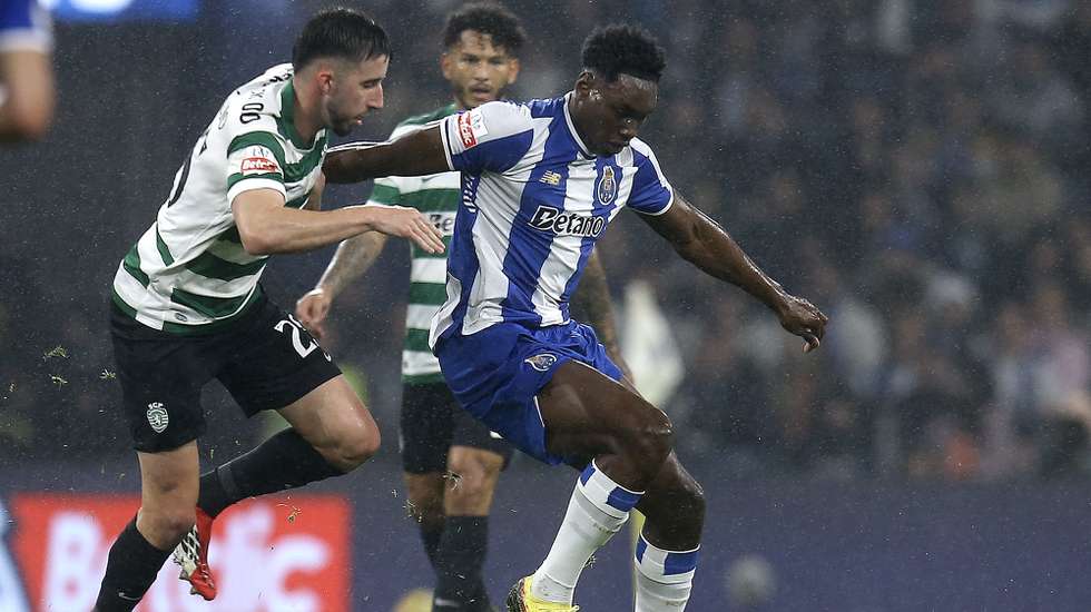 FC Porto player, Samu (R), in action against Sporting player, Gonçalo Inacio (L), during the Portuguese First League soccer match held at Dragão Stadium in Porto, Portugal, 9th February 2026. MANUEL FERNANDO ARAUJO/LUSA